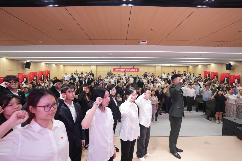 师生党员参加大会